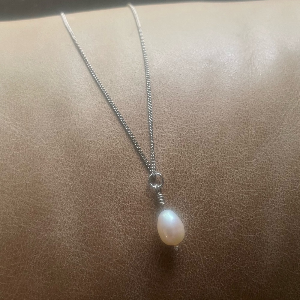Genuine freshwater pearl charm pendant necklace silver white